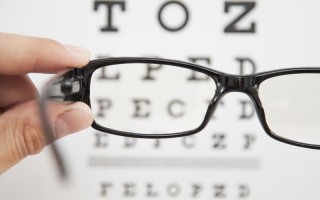 怎么看隐形眼镜透氧度，怎么看隐形眼镜透氧度多少