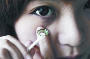 怎么佩戴隐形眼镜视频，怎么佩戴隐形眼镜视频教程