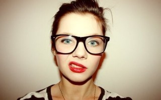 黄肤色带什么眼镜好看，黄肤色带什么眼镜好看图片