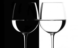 眼镜框怎么选白色与黑色，眼镜框怎么选白色与黑色的