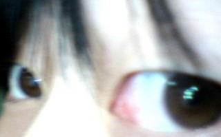 带美瞳眼镜红怎么回事，